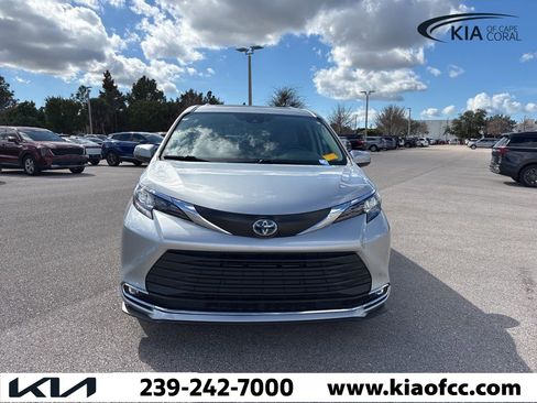 Used 2024 Toyota Sienna XLE image 9