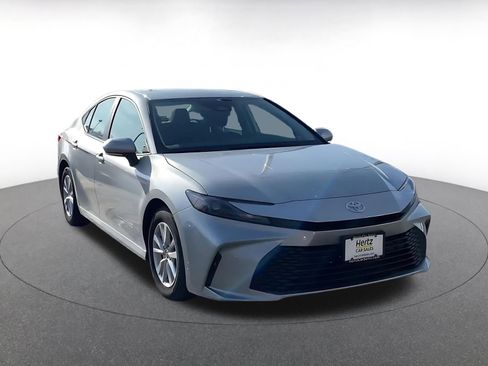 Used 2025 Toyota Camry LE image 3