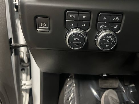 Used 2024 GMC Sierra 1500 AT4 w/ Technology Package AWD/4WD image 18