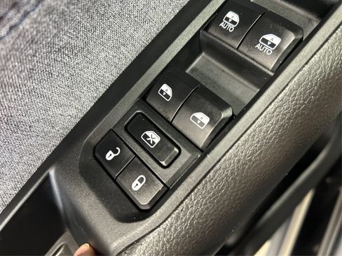 Used 2025 Jeep Compass Latitude w/ Convenience Group AWD/4WD image 29
