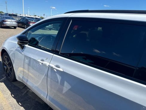 Used 2025 Chrysler Pacifica Limited FWD image 16