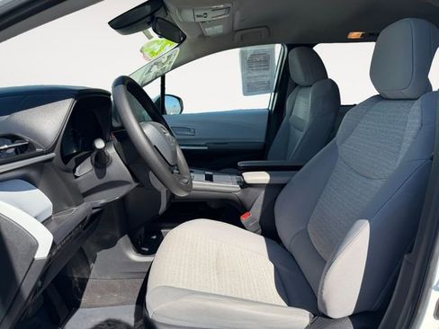 Certified 2025 Toyota Sienna LE image 9