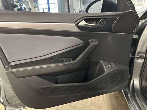 Used 2025 Volkswagen Jetta SE w/ Sunroof Package image 9