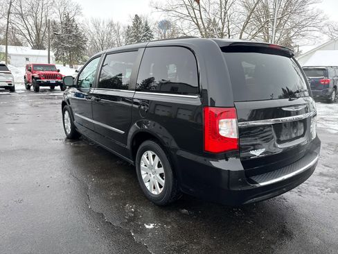 Used 2015 Chrysler Town & Country Touring image 5
