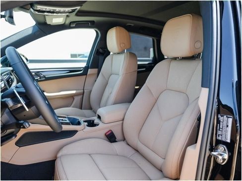 Certified 2025 Porsche Macan AWD/4WD image 5