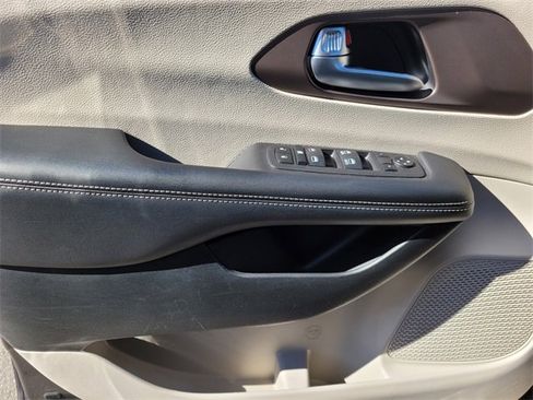 Used 2023 Chrysler Voyager LX image 34