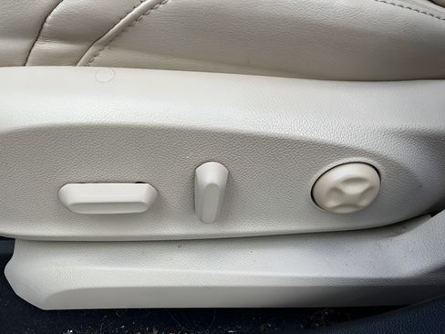 Used 2019 Buick Envision Essence FWD image 10