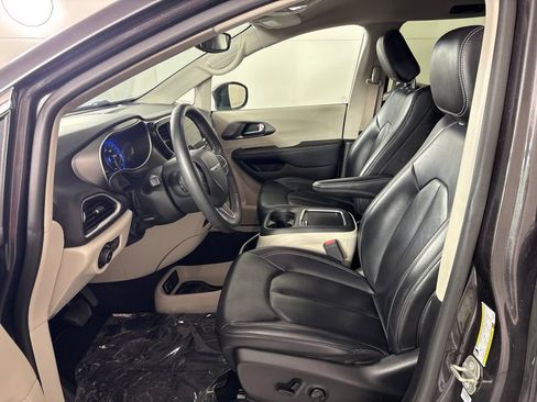 Used 2023 Chrysler Pacifica Touring-L FWD image 33