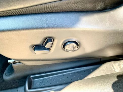 Used 2025 Chrysler Pacifica Limited FWD image 47
