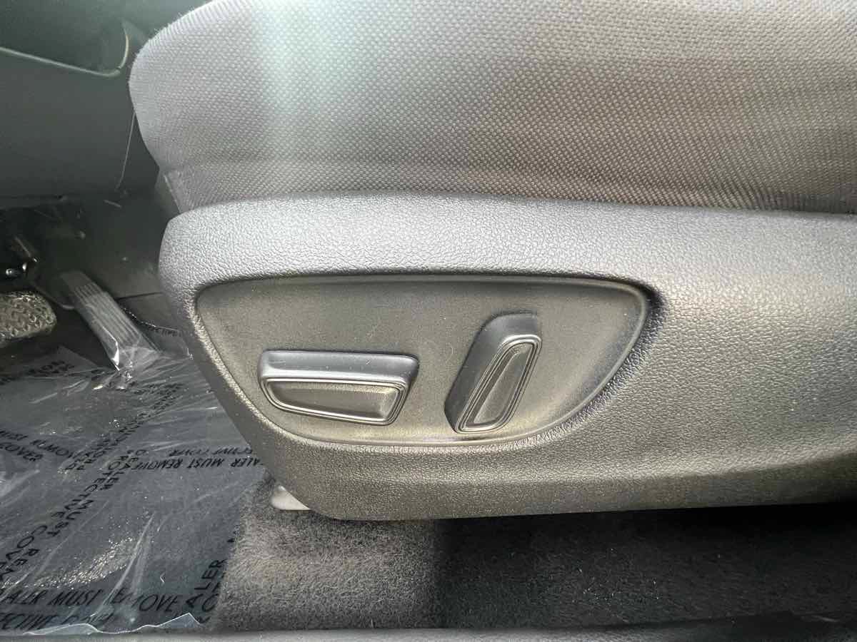 Used 2023 Toyota Highlander LE AWD/4WD image 22