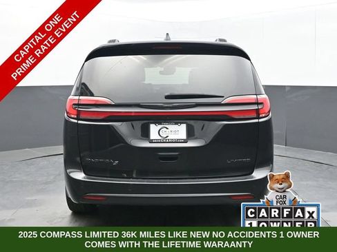 Used 2025 Chrysler Pacifica Limited FWD image 6