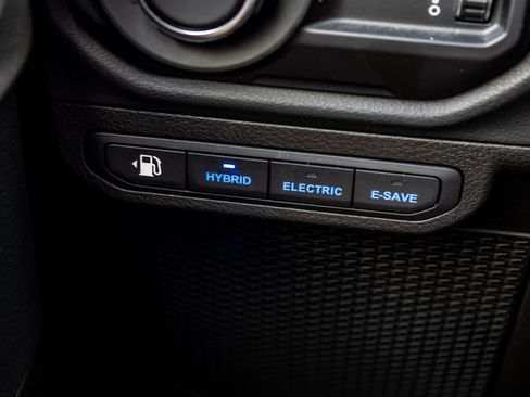 Used 2025 Jeep Wrangler Unlimited Sahara AWD/4WD image 36