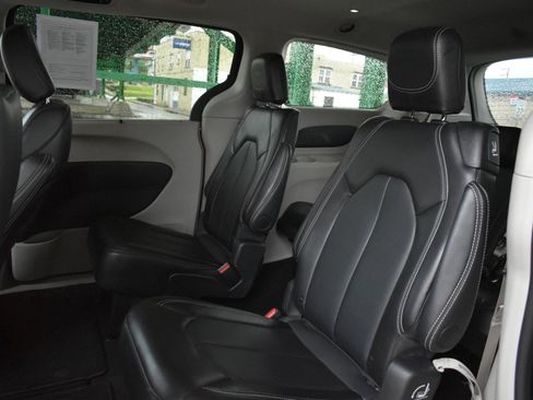 Used 2024 Chrysler Pacifica Touring-L FWD image 16