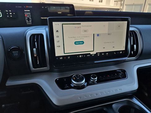 New 2025 Ford Expedition Active image 25