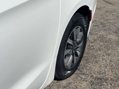 Used 2023 Chrysler Pacifica Touring-L FWD image 28