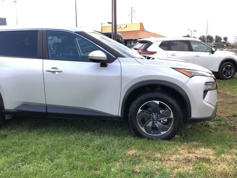 Used 2025 Nissan Rogue SV image 9