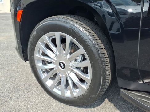 Used 2024 Cadillac Escalade ESV Premium Luxury AWD/4WD image 9