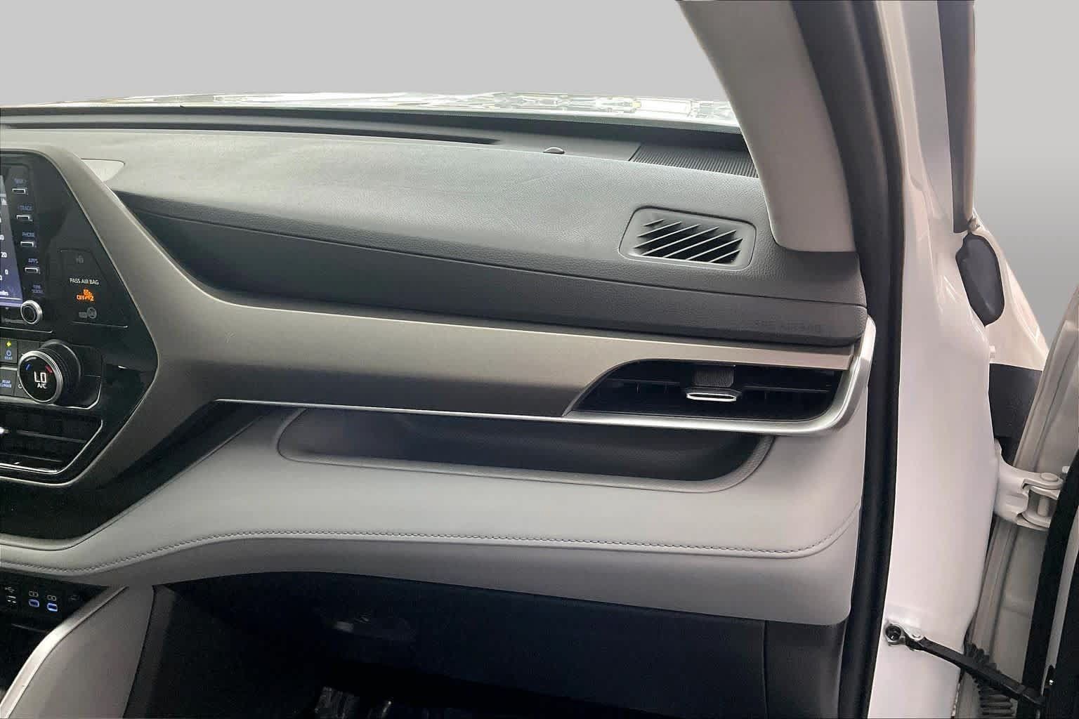 Used 2022 Toyota Highlander L FWD image 19