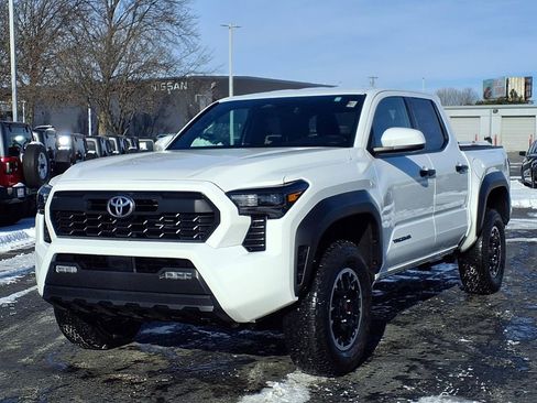Used 2025 Toyota Tacoma SR5 image 2