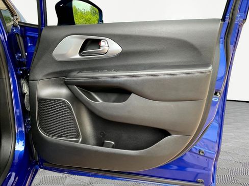 Used 2019 Chrysler Pacifica Touring-L w/ Advanced Safetytec Group FWD image 26