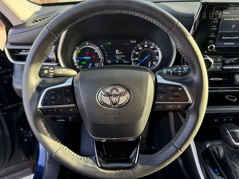 Used 2021 Toyota Highlander XLE image 18