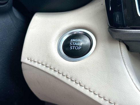 Used 2021 Toyota Highlander XLE FWD image 19