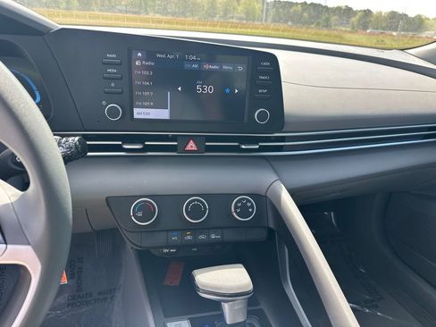 Used 2025 Hyundai Elantra SE image 28