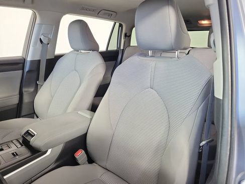 Used 2022 Toyota Highlander LE FWD image 20