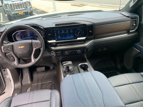 Used 2024 Chevrolet Silverado 1500 High Country w/ High Country Premium Package AWD/4WD image 9