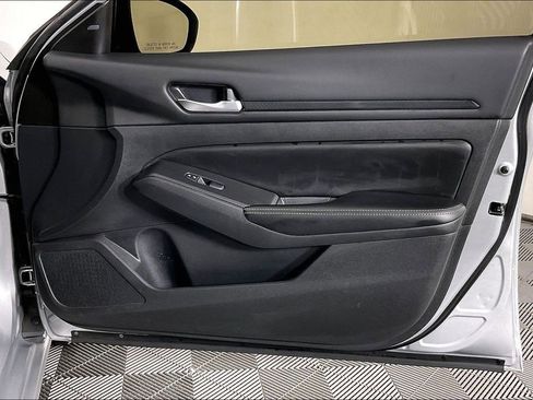 Used 2024 Nissan Altima 2.5 SV FWD image 25