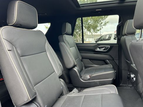 Used 2022 GMC Yukon SLT w/ SLT Premium Package image 16