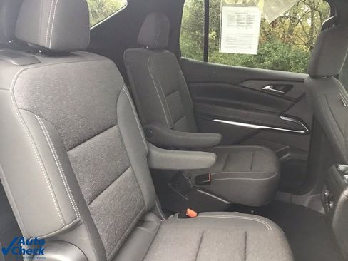 Used 2025 Chevrolet Traverse LT image 18