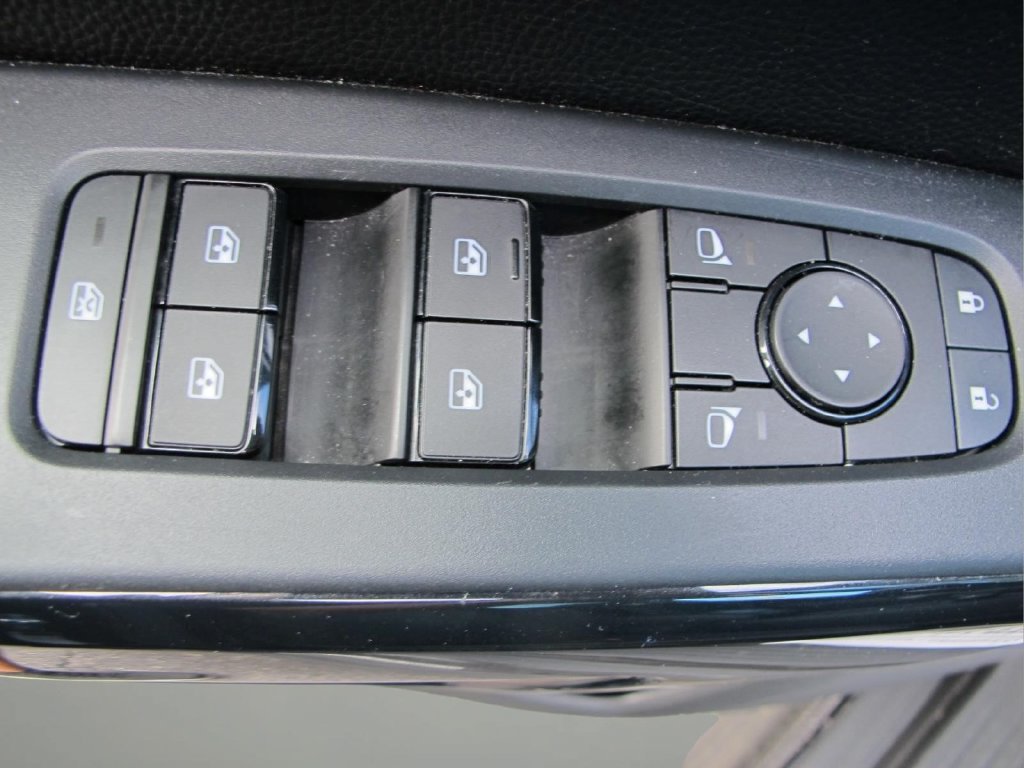 Used 2024 Nissan Pathfinder SV FWD image 11