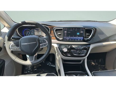 Used 2023 Chrysler Pacifica Limited FWD image 9