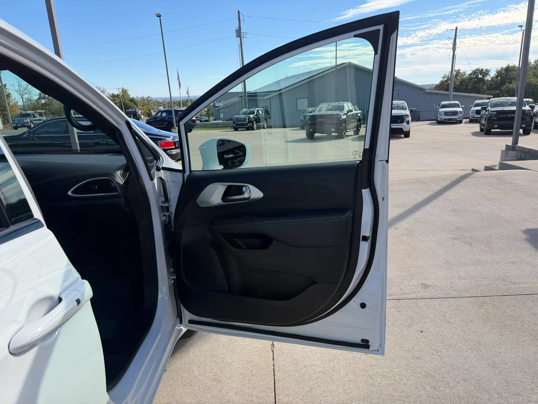 Used 2022 Chrysler Pacifica Touring-L w/ Uconnect Theater Family Group AWD/4WD image 50