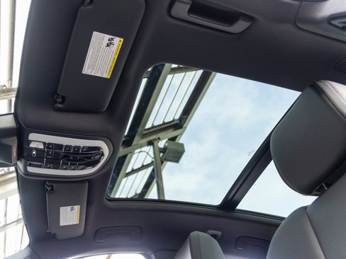 Certified 2025 Porsche Macan image 29