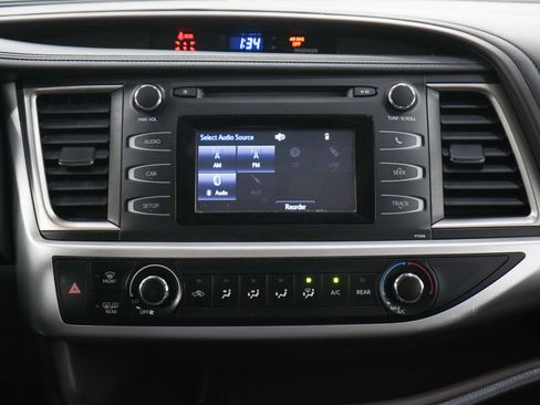Used 2017 Toyota Highlander LE AWD/4WD image 16
