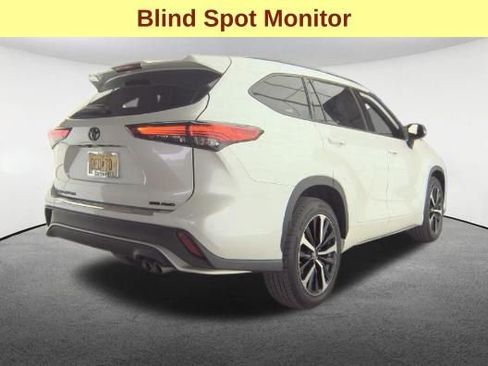 Used 2022 Toyota Highlander XSE AWD/4WD image 5