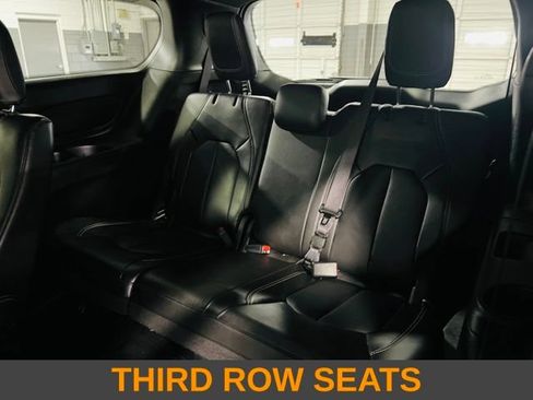 Used 2025 Chrysler Pacifica Select FWD image 9