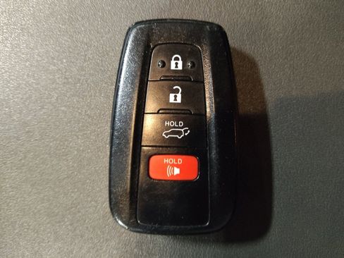 Used 2021 Toyota Highlander XLE image 32