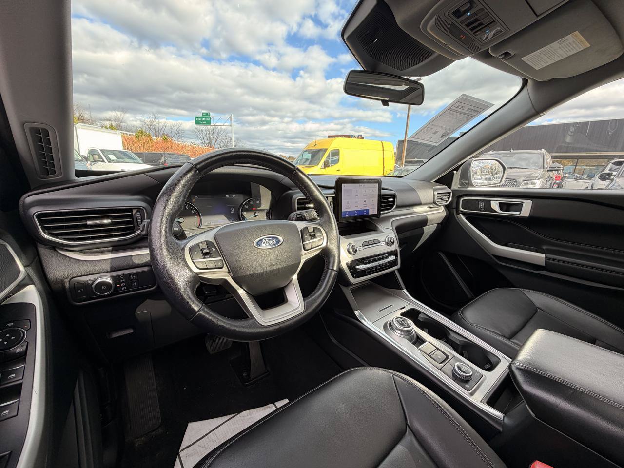 Used 2022 Ford Explorer XLT w/ Equipment Group 202A AWD/4WD image 14