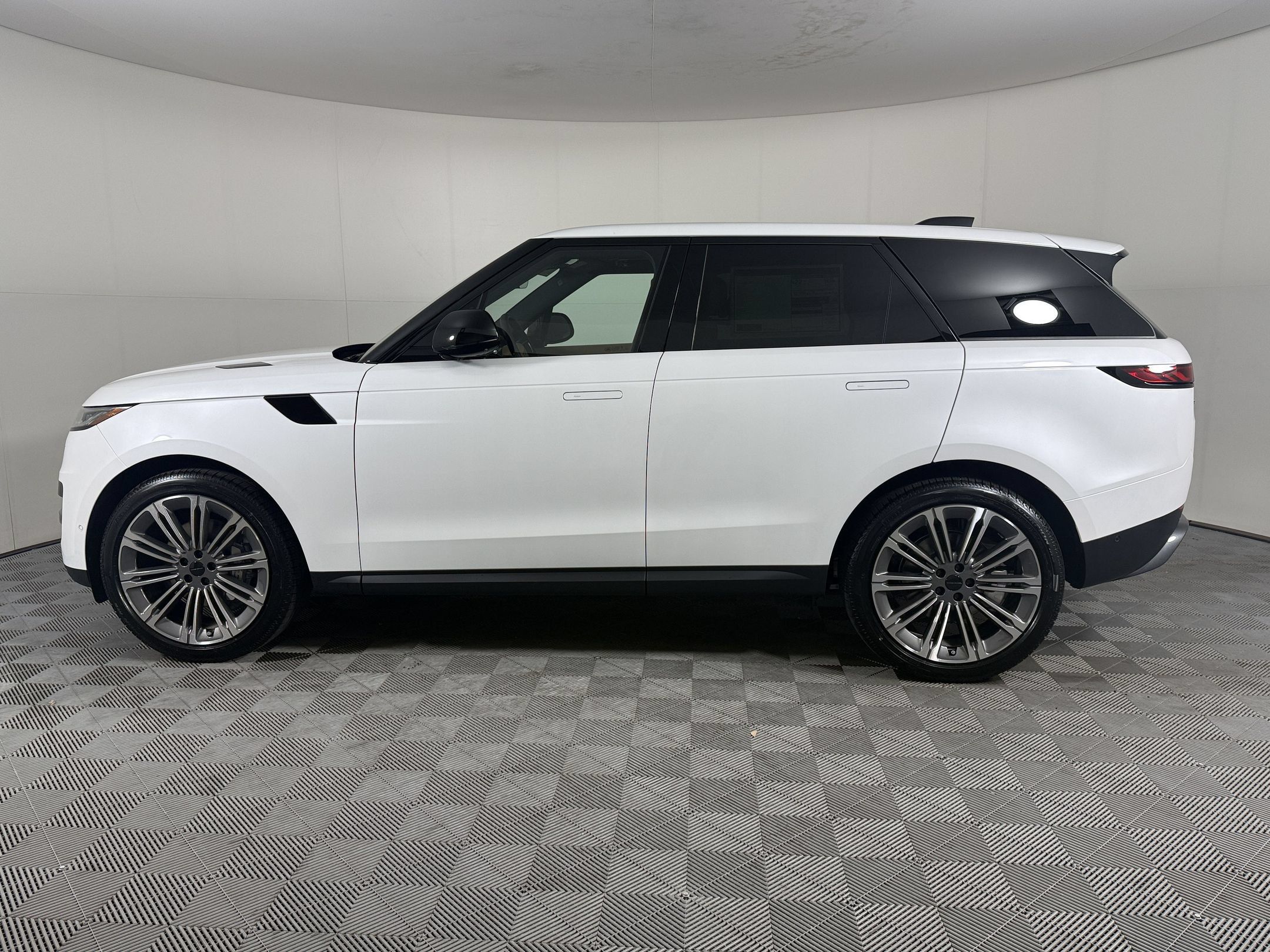 New 2027 Land Rover Range Rover Sport SE AWD/4WD image 2