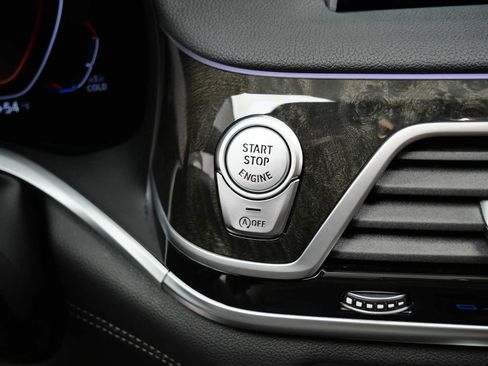 Used 2022 BMW 750i xDrive w/ M Sport Package image 27