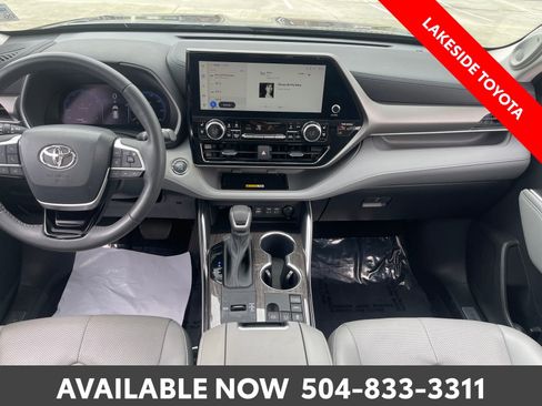 Used 2023 Toyota Highlander Limited FWD image 23