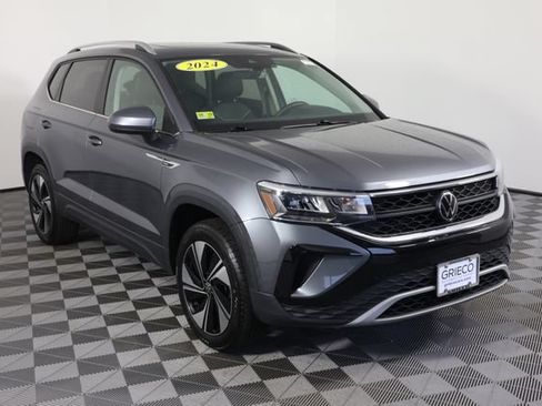 Used 2024 Volkswagen Taos SE AWD/4WD image 1