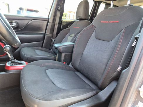 Used 2022 Jeep Renegade Trailhawk AWD/4WD image 15