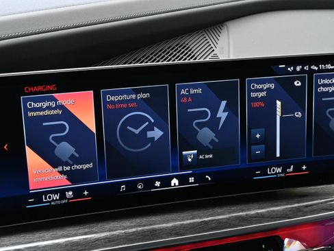 Certified 2024 BMW i7 eDrive50 w/ Executive Package RWD image 32