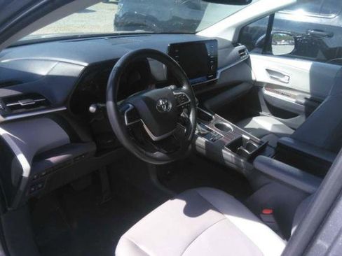 Used 2024 Toyota Sienna XLE image 4