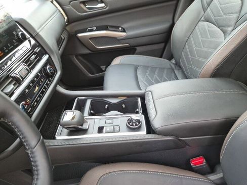 Used 2025 Nissan Pathfinder Platinum image 26