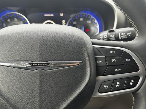 Certified 2024 Chrysler Pacifica Touring-L image 26